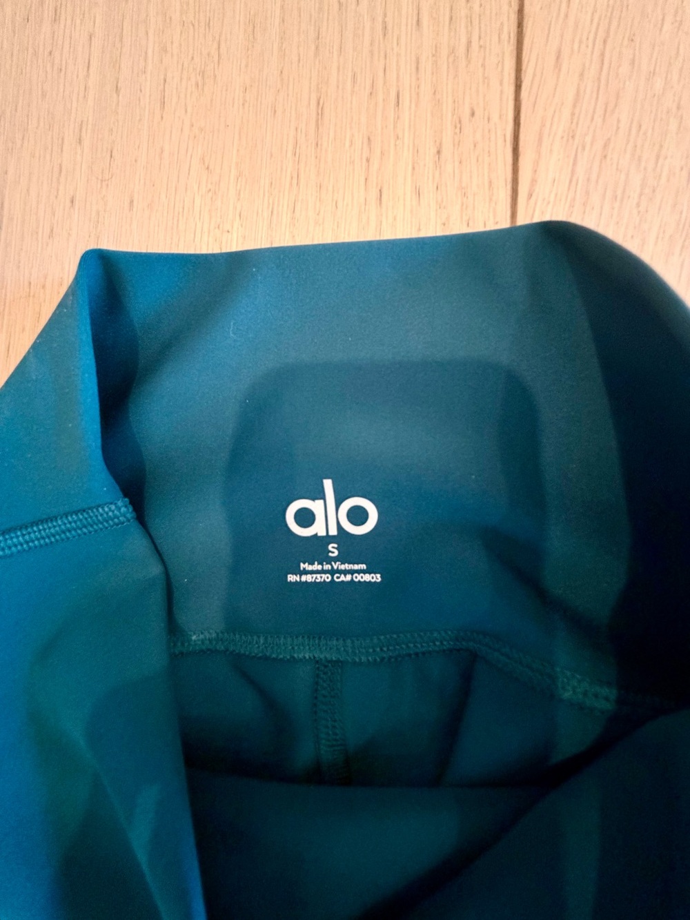 Alo Airlift 3/4 Performance Leggings - Picture 3 of 3